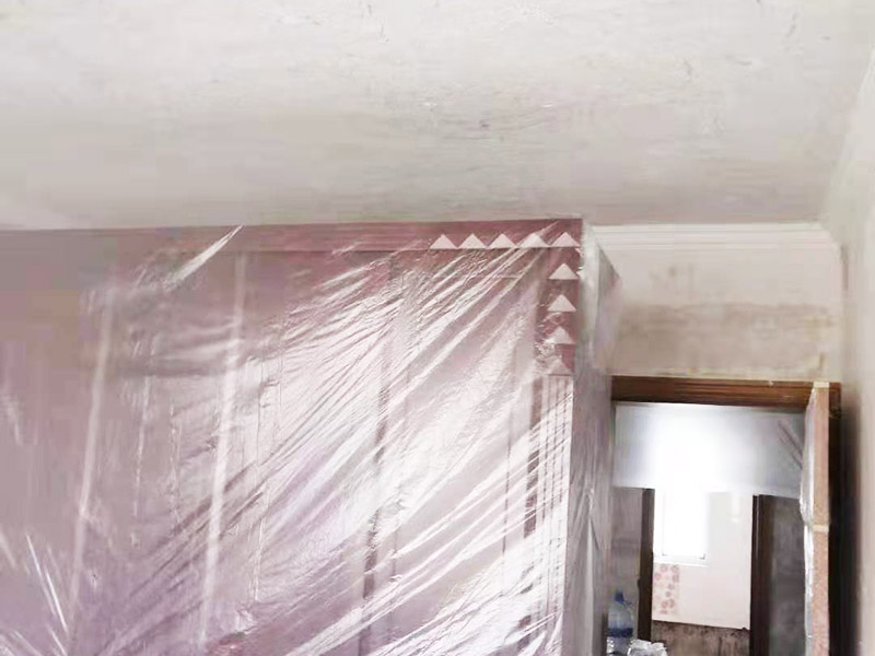 墻皮鏟除刷新：一般情況下先用水將原墻澆濕，先讓墻體表面有個(gè)濕潤(rùn)度，然后將滾子完全浸到水中，浸濕完全后拿出來(lái)在需要鏟的墻面進(jìn)行滾動(dòng)，或者也可以直接鏟的墻面，不過(guò)施工中要注意不可用蠻力，以免碰到稍硬的地方損壞工具或者傷到墻內(nèi)水管或者電路。