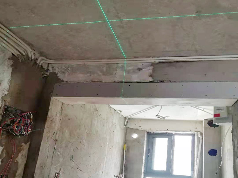 舊房翻新吊頂裝修：首先進(jìn)行房屋的主體拆除。在做好全屋家具等成品保護(hù)，將舊房的墻面、門(mén)窗燈進(jìn)行拆除，重新做好衛(wèi)生間和廚房的防水工作，在拆除的過(guò)程中及時(shí)清理產(chǎn)生的垃圾，保持房屋的干凈、整潔。