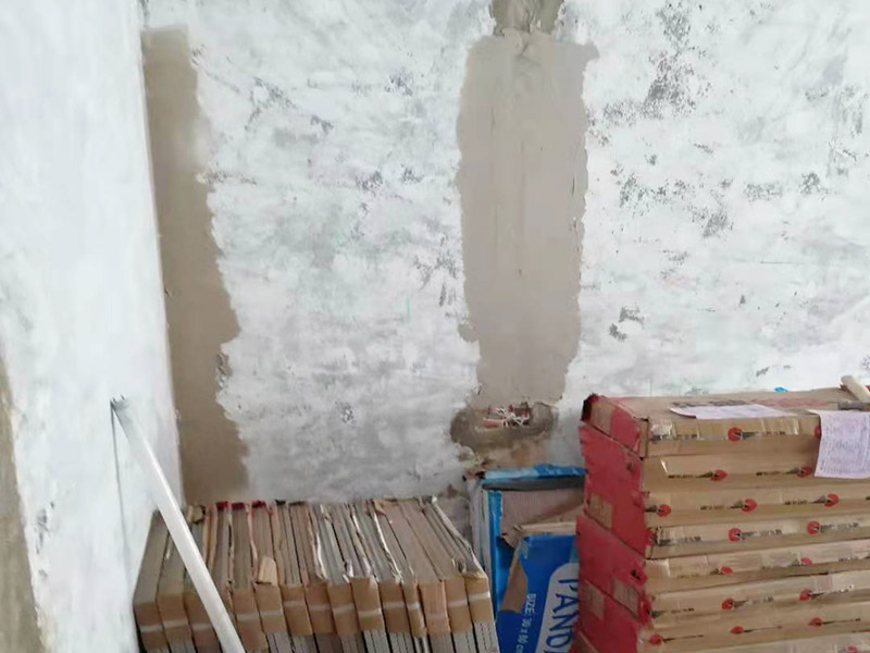 舊房翻新吊頂裝修：首先進(jìn)行房屋的主體拆除。在做好全屋家具等成品保護(hù)，將舊房的墻面、門(mén)窗燈進(jìn)行拆除，重新做好衛(wèi)生間和廚房的防水工作，在拆除的過(guò)程中及時(shí)清理產(chǎn)生的垃圾，保持房屋的干凈、整潔。