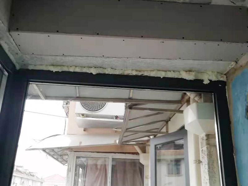 舊房翻新吊頂裝修：首先進(jìn)行房屋的主體拆除。在做好全屋家具等成品保護(hù)，將舊房的墻面、門(mén)窗燈進(jìn)行拆除，重新做好衛(wèi)生間和廚房的防水工作，在拆除的過(guò)程中及時(shí)清理產(chǎn)生的垃圾，保持房屋的干凈、整潔。