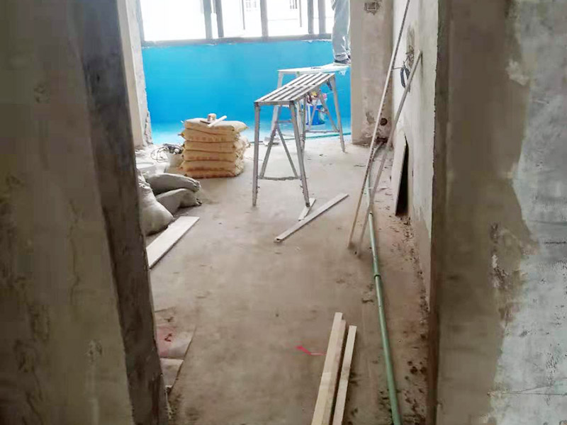 舊房翻新吊頂裝修：首先進(jìn)行房屋的主體拆除。在做好全屋家具等成品保護(hù)，將舊房的墻面、門(mén)窗燈進(jìn)行拆除，重新做好衛(wèi)生間和廚房的防水工作，在拆除的過(guò)程中及時(shí)清理產(chǎn)生的垃圾，保持房屋的干凈、整潔。