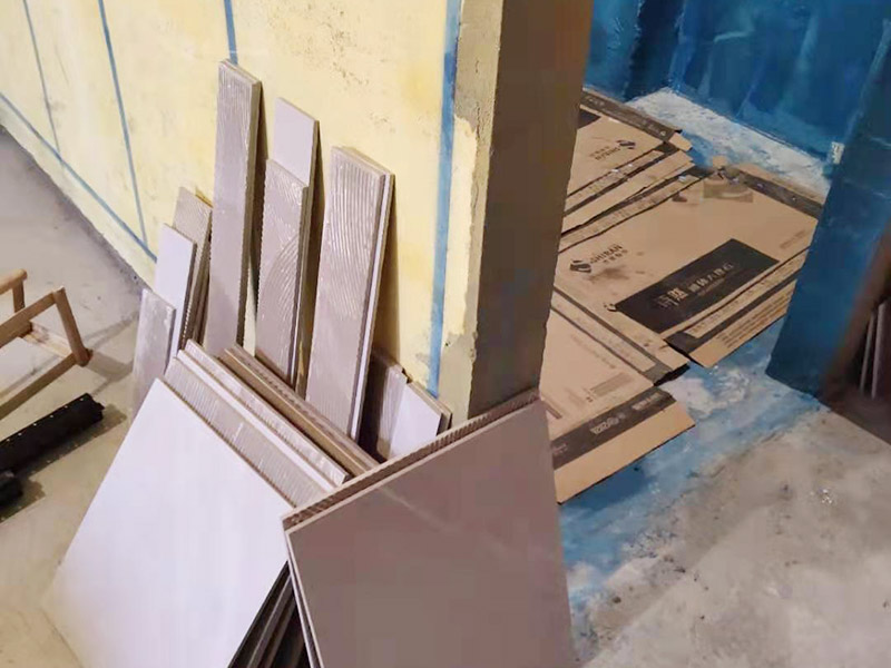 毛坯房貼磚裝修：毛坯房的墻面，并不是沒(méi)有用水泥砂漿粉刷過(guò)，一般來(lái)說(shuō)，只要是平整的，就可以貼瓷磚的。如果墻面的平整度、垂直度有些不夠好，那么也是可以用水泥砂漿進(jìn)行修補(bǔ)處理的?；蛘哒f(shuō)是先用專用的防水涂料或者砂漿防水劑來(lái)做好防水，其中如果是使用的防水涂料，那么為了保證防水層的強(qiáng)度和貼磚的粘性，是需要先做一個(gè)砂漿的保護(hù)層，然后再使用瓷磚膠來(lái)鋪貼瓷磚就沒(méi)問(wèn)題了。