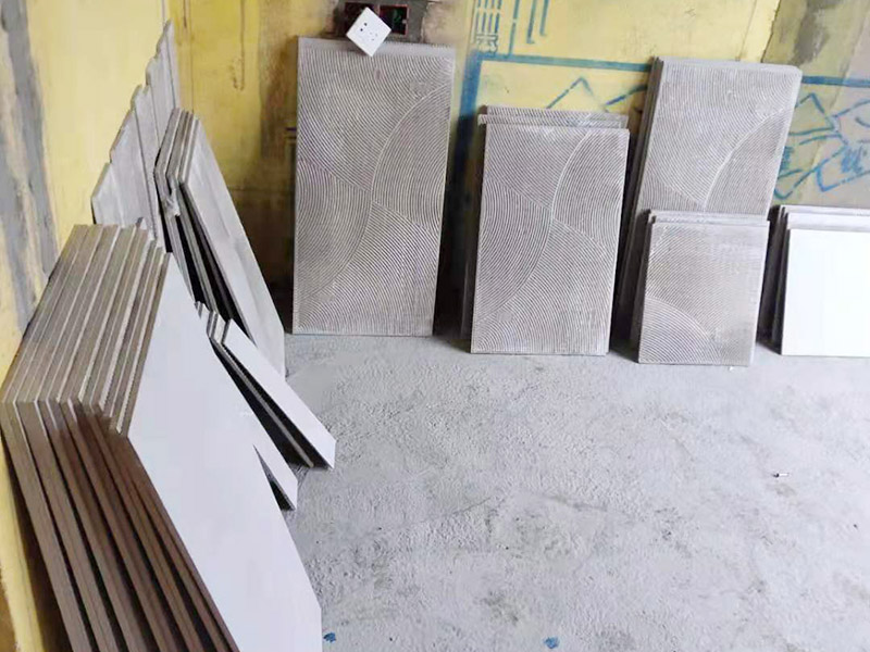 毛坯房貼磚裝修：毛坯房的墻面，并不是沒(méi)有用水泥砂漿粉刷過(guò)，一般來(lái)說(shuō)，只要是平整的，就可以貼瓷磚的。如果墻面的平整度、垂直度有些不夠好，那么也是可以用水泥砂漿進(jìn)行修補(bǔ)處理的。或者說(shuō)是先用專用的防水涂料或者砂漿防水劑來(lái)做好防水，其中如果是使用的防水涂料，那么為了保證防水層的強(qiáng)度和貼磚的粘性，是需要先做一個(gè)砂漿的保護(hù)層，然后再使用瓷磚膠來(lái)鋪貼瓷磚就沒(méi)問(wèn)題了。