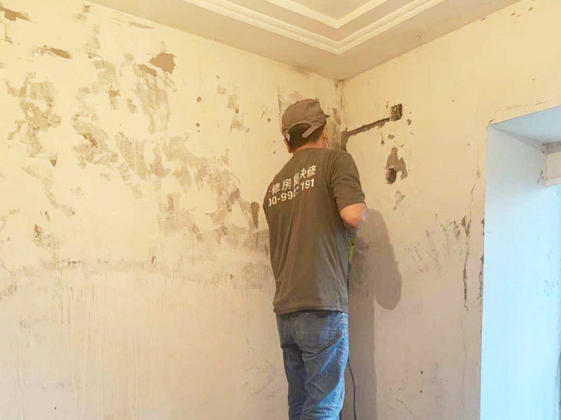 墻面線管開槽維修:在切割的過程中可以先將準(zhǔn)備好的水灑在墻面上，這樣切割會(huì)更加容易，減少切割過程的灰塵,放線定位好以后我們用切割機(jī)沿著線的邊緣地帶進(jìn)行切割，盡量的控制切割的力度并保持使用的力度均勻，沿著邊線一直走一遍，切割完畢以后，用鏨子沿著切割的邊縫隙進(jìn)行搗碎，這樣很好的拓寬開槽的寬度。