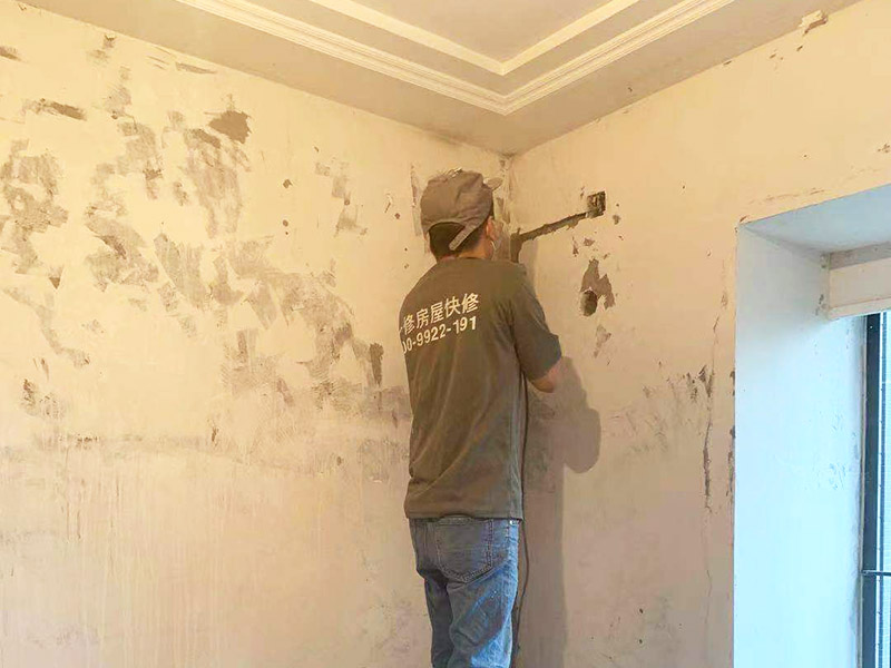 墻面線管開槽維修:在切割的過程中可以先將準(zhǔn)備好的水灑在墻面上，這樣切割會(huì)更加容易，減少切割過程的灰塵,放線定位好以后我們用切割機(jī)沿著線的邊緣地帶進(jìn)行切割，盡量的控制切割的力度并保持使用的力度均勻，沿著邊線一直走一遍，切割完畢以后，用鏨子沿著切割的邊縫隙進(jìn)行搗碎，這樣很好的拓寬開槽的寬度。