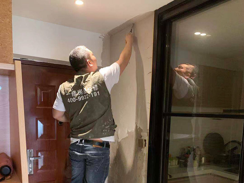 入戶門墻面翻新：翻新前，需要先將舊漆面鏟除干凈，之后在進行打磨，將墻面的浮沉雜物都清理干凈。然后基層做完后，需要將施工區(qū)域的家具物件移除，避免在翻新過程中，使家具受到損傷。檢測一下墻面的平整度，膩子刮兩遍即可，再刷底漆，最后對墻面進行油漆涂刷。注意施工完后要記得通風哦。