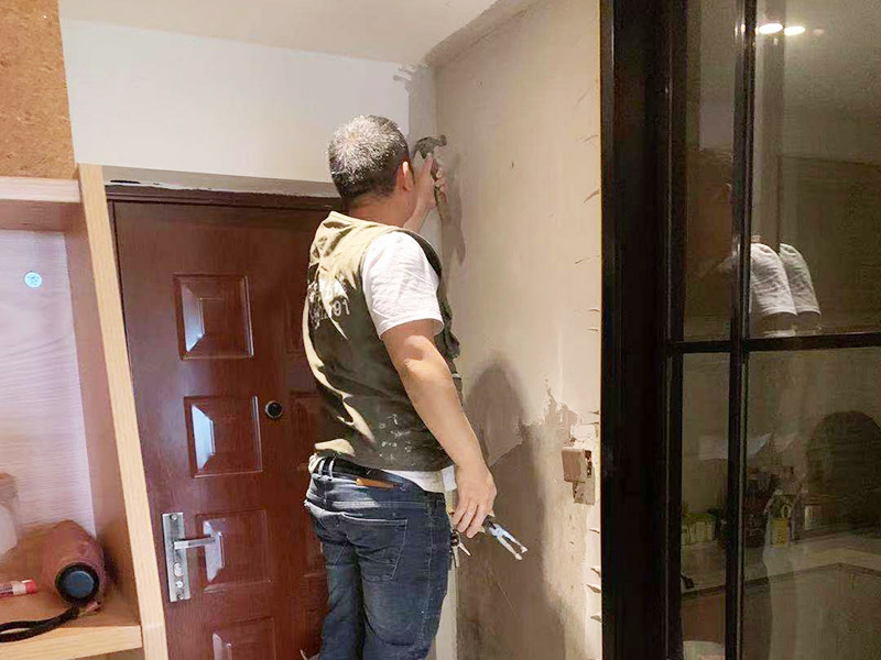 入戶門墻面翻新：翻新前，需要先將舊漆面鏟除干凈，之后在進行打磨，將墻面的浮沉雜物都清理干凈。然后基層做完后，需要將施工區(qū)域的家具物件移除，避免在翻新過程中，使家具受到損傷。檢測一下墻面的平整度，膩子刮兩遍即可，再刷底漆，最后對墻面進行油漆涂刷。注意施工完后要記得通風哦。