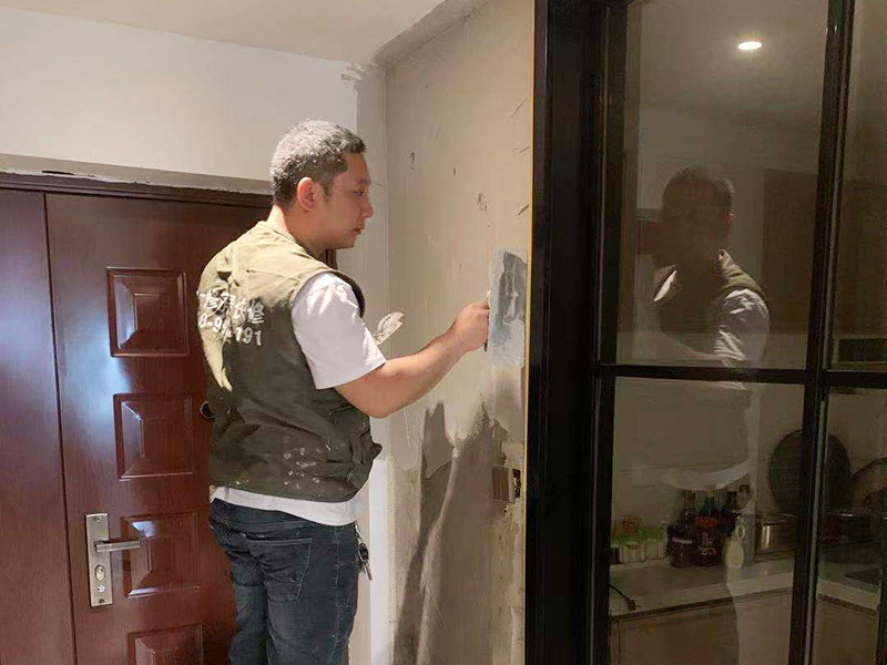 入戶門墻面翻新：翻新前，需要先將舊漆面鏟除干凈，之后在進行打磨，將墻面的浮沉雜物都清理干凈。然后基層做完后，需要將施工區(qū)域的家具物件移除，避免在翻新過程中，使家具受到損傷。檢測一下墻面的平整度，膩子刮兩遍即可，再刷底漆，最后對墻面進行油漆涂刷。注意施工完后要記得通風哦。