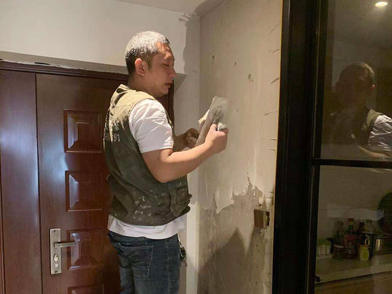 入戶門墻面翻新：翻新前，需要先將舊漆面鏟除干凈，之后在進行打磨，將墻面的浮沉雜物都清理干凈。然后基層做完后，需要將施工區(qū)域的家具物件移除，避免在翻新過程中，使家具受到損傷。檢測一下墻面的平整度，膩子刮兩遍即可，再刷底漆，最后對墻面進行油漆涂刷。注意施工完后要記得通風哦。