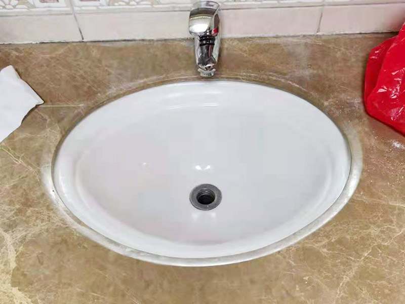 衛(wèi)生間地面防水貼磚：衛(wèi)生間地面先清理基層，然后用水泥砂漿修補(bǔ)鋪平,然后涂上防水涂料。 然后貼磚先把地板上灑上水，然后灑一層干水泥，再鋪一層沙漿，然后把地磚鋪在沙漿上。