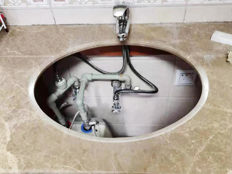 衛(wèi)生間地面防水貼磚：衛(wèi)生間地面先清理基層，然后用水泥砂漿修補(bǔ)鋪平,然后涂上防水涂料。 然后貼磚先把地板上灑上水，然后灑一層干水泥，再鋪一層沙漿，然后把地磚鋪在沙漿上。