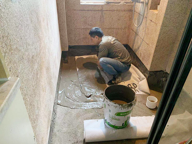 衛(wèi)生間地面防水貼磚：衛(wèi)生間地面先清理基層，然后用水泥砂漿修補(bǔ)鋪平,然后涂上防水涂料。 然后貼磚先把地板上灑上水，然后灑一層干水泥，再鋪一層沙漿，然后把地磚鋪在沙漿上。