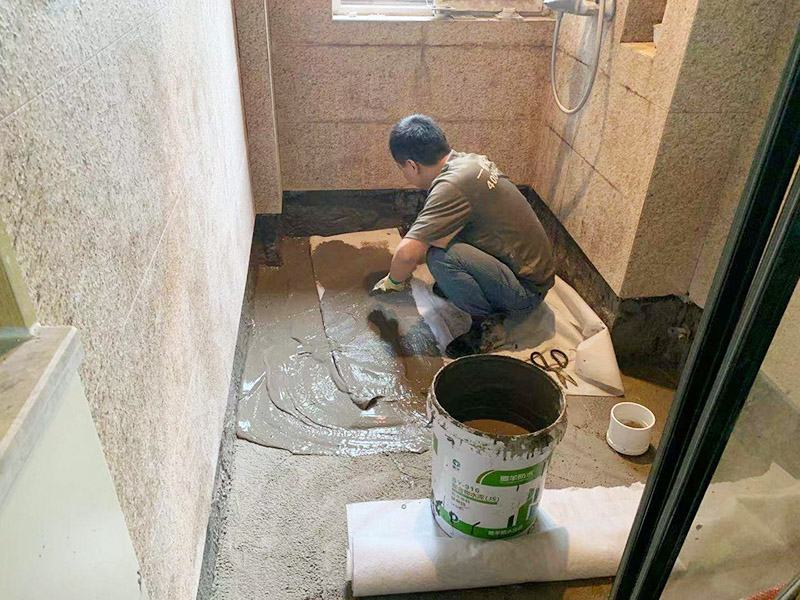 衛(wèi)生間地面防水貼磚：衛(wèi)生間地面先清理基層，然后用水泥砂漿修補(bǔ)鋪平,然后涂上防水涂料。 然后貼磚先把地板上灑上水，然后灑一層干水泥，再鋪一層沙漿，然后把地磚鋪在沙漿上。