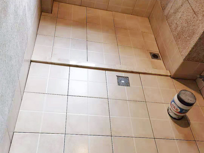 衛(wèi)生間地面防水貼磚：衛(wèi)生間地面先清理基層，然后用水泥砂漿修補(bǔ)鋪平,然后涂上防水涂料。 然后貼磚先把地板上灑上水，然后灑一層干水泥，再鋪一層沙漿，然后把地磚鋪在沙漿上。