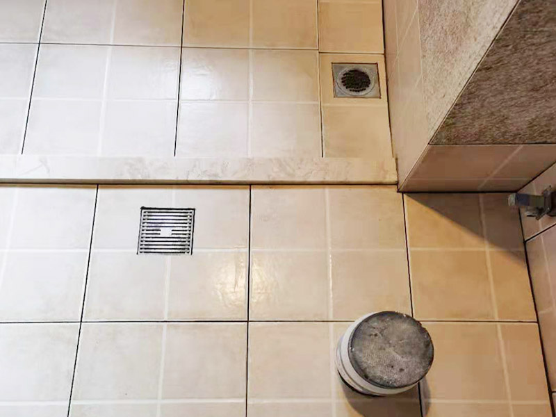 衛(wèi)生間地面防水貼磚：衛(wèi)生間地面先清理基層，然后用水泥砂漿修補(bǔ)鋪平,然后涂上防水涂料。 然后貼磚先把地板上灑上水，然后灑一層干水泥，再鋪一層沙漿，然后把地磚鋪在沙漿上。