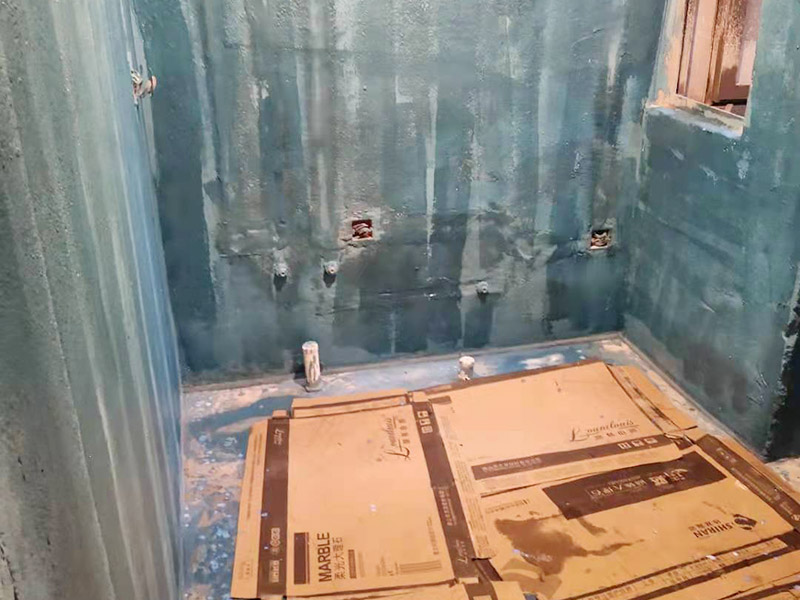 衛(wèi)生間防水改造：施工前確保工地干凈、干燥，防水涂料要涂滿，與基層結(jié)合牢固。地漏，墻角，管跟等接縫處要使用高彈性的柔性防水涂刷，因為衛(wèi)生間的墻與地面之間的接縫處會移位最容易滲水。同時要記得先涂刷立面后涂刷平面，下一遍涂刷方向與上一遍垂直。