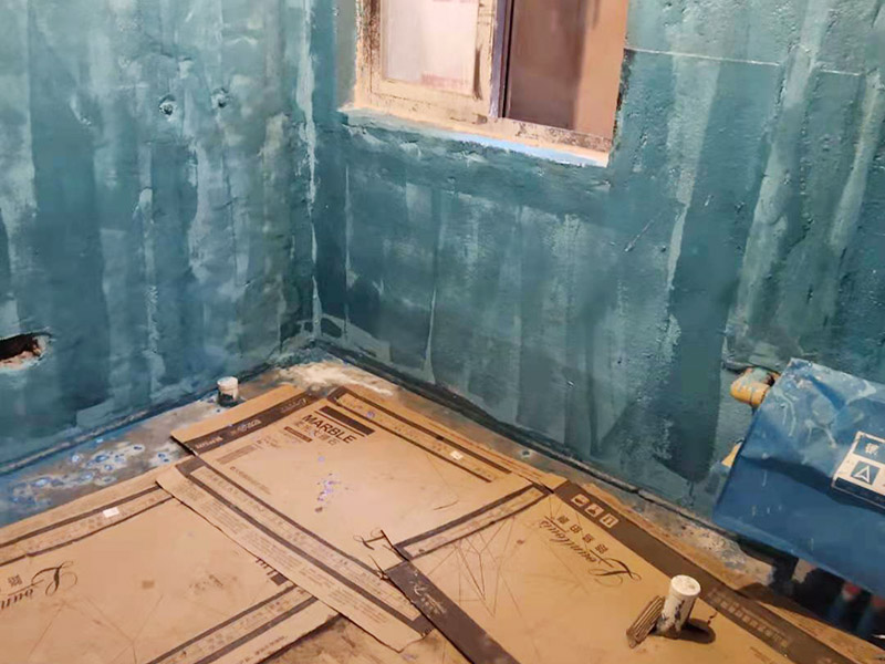 衛(wèi)生間防水改造：施工前確保工地干凈、干燥，防水涂料要涂滿，與基層結(jié)合牢固。地漏，墻角，管跟等接縫處要使用高彈性的柔性防水涂刷，因為衛(wèi)生間的墻與地面之間的接縫處會移位最容易滲水。同時要記得先涂刷立面后涂刷平面，下一遍涂刷方向與上一遍垂直。