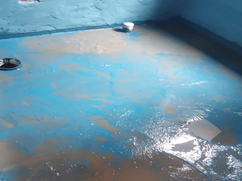 衛(wèi)生間防水改造：施工前確保工地干凈、干燥，防水涂料要涂滿，與基層結(jié)合牢固。地漏，墻角，管跟等接縫處要使用高彈性的柔性防水涂刷，因為衛(wèi)生間的墻與地面之間的接縫處會移位最容易滲水。同時要記得先涂刷立面后涂刷平面，下一遍涂刷方向與上一遍垂直。