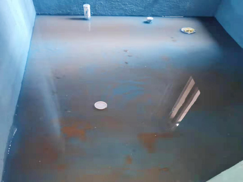 衛(wèi)生間防水改造：施工前確保工地干凈、干燥，防水涂料要涂滿，與基層結(jié)合牢固。地漏，墻角，管跟等接縫處要使用高彈性的柔性防水涂刷，因為衛(wèi)生間的墻與地面之間的接縫處會移位最容易滲水。同時要記得先涂刷立面后涂刷平面，下一遍涂刷方向與上一遍垂直。