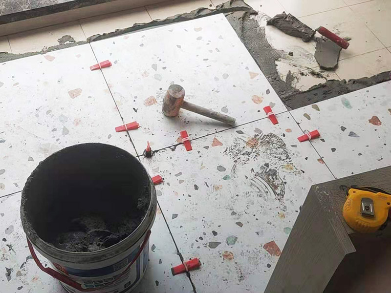 陽臺地磚不拆除鋪貼：不拆除原地磚,在原地磚上再鋪地磚可以嗎？可以，這樣能省一些成本，不過效果可能就沒有拆除地磚來的好。先將舊瓷磚的表面清理干凈，然后使用瓷磚粘結(jié)劑在舊瓷磚上做一層基礎(chǔ)涂刷，新的瓷磚背面也要抹上一層粘結(jié)劑（涂抹厚度只要覆蓋住背面的紋理即可），之后就可以直接貼新瓷磚了。