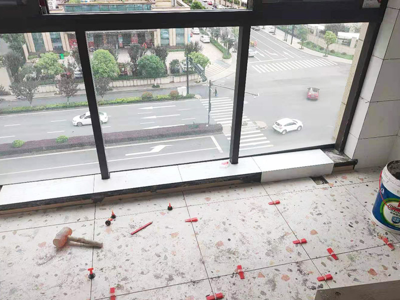 陽臺地磚不拆除鋪貼：不拆除原地磚,在原地磚上再鋪地磚可以嗎？可以，這樣能省一些成本，不過效果可能就沒有拆除地磚來的好。先將舊瓷磚的表面清理干凈，然后使用瓷磚粘結(jié)劑在舊瓷磚上做一層基礎(chǔ)涂刷，新的瓷磚背面也要抹上一層粘結(jié)劑（涂抹厚度只要覆蓋住背面的紋理即可），之后就可以直接貼新瓷磚了。