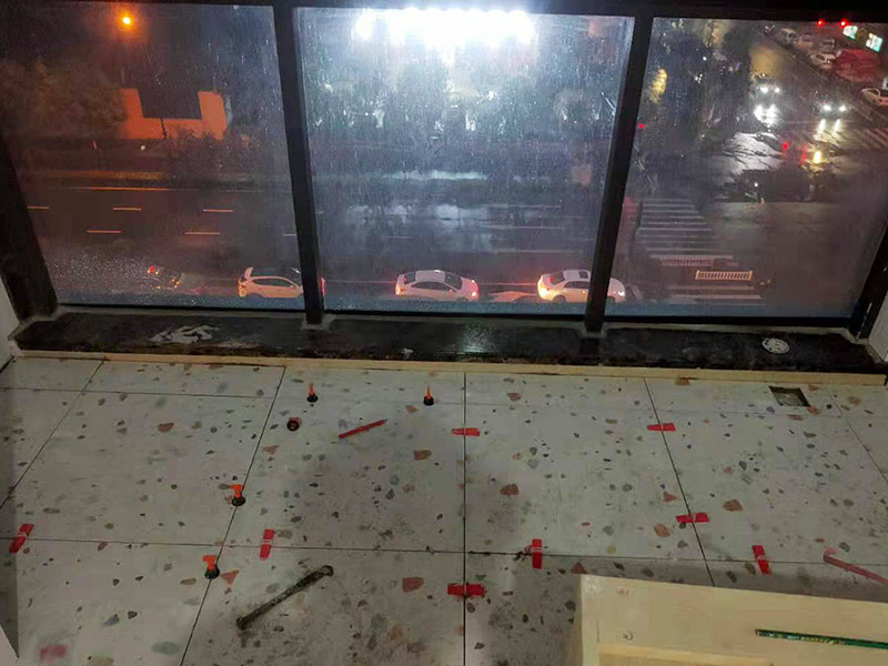 陽臺地磚不拆除鋪貼：不拆除原地磚,在原地磚上再鋪地磚可以嗎？可以，這樣能省一些成本，不過效果可能就沒有拆除地磚來的好。先將舊瓷磚的表面清理干凈，然后使用瓷磚粘結(jié)劑在舊瓷磚上做一層基礎(chǔ)涂刷，新的瓷磚背面也要抹上一層粘結(jié)劑（涂抹厚度只要覆蓋住背面的紋理即可），之后就可以直接貼新瓷磚了。