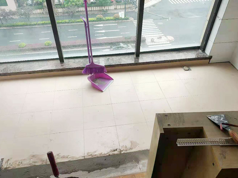 陽臺地磚不拆除鋪貼：不拆除原地磚,在原地磚上再鋪地磚可以嗎？可以，這樣能省一些成本，不過效果可能就沒有拆除地磚來的好。先將舊瓷磚的表面清理干凈，然后使用瓷磚粘結(jié)劑在舊瓷磚上做一層基礎(chǔ)涂刷，新的瓷磚背面也要抹上一層粘結(jié)劑（涂抹厚度只要覆蓋住背面的紋理即可），之后就可以直接貼新瓷磚了。