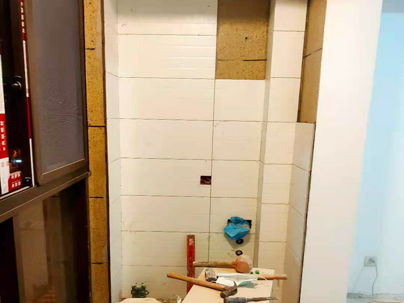 陽臺改造貼磚維修：陽臺改造翻新也不算小項目記得要做成品保護，然后就是在粘結(jié)劑量置晾時間內(nèi)，將準備好的瓷磚鋪壓到位，垂直于梳理方向輕微搓動以排出磚下的空氣。鋪貼到位后用橡皮錘輕擊，用尺寸合適的十字定位架來調(diào)整表面平整度及接縫的平直。