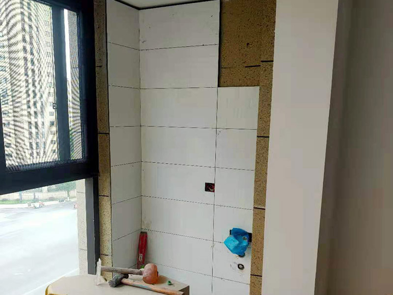 陽臺改造貼磚維修：陽臺改造翻新也不算小項目記得要做成品保護，然后就是在粘結(jié)劑量置晾時間內(nèi)，將準備好的瓷磚鋪壓到位，垂直于梳理方向輕微搓動以排出磚下的空氣。鋪貼到位后用橡皮錘輕擊，用尺寸合適的十字定位架來調(diào)整表面平整度及接縫的平直。