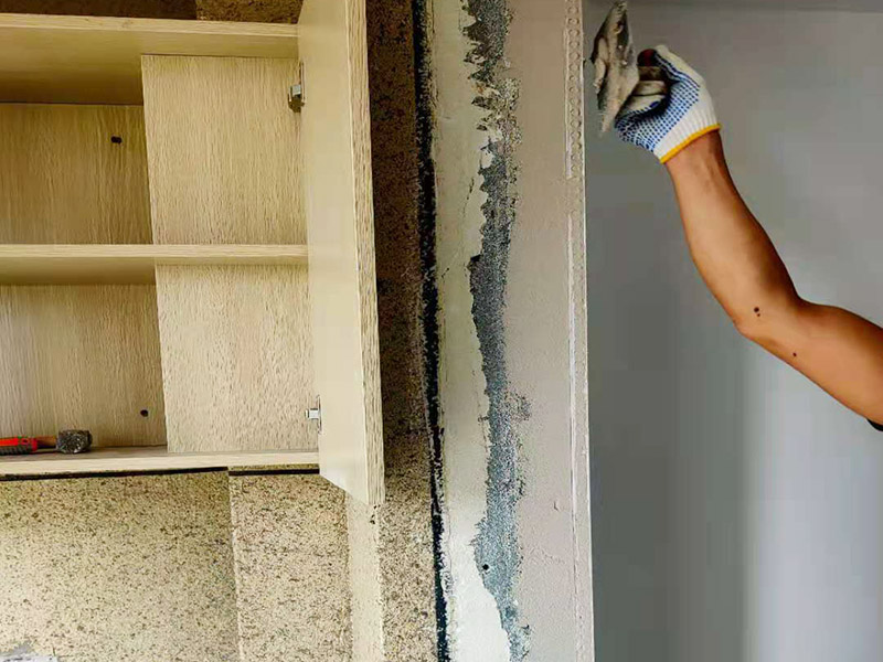 陽臺改造貼磚維修：陽臺改造翻新也不算小項目記得要做成品保護，然后就是在粘結(jié)劑量置晾時間內(nèi)，將準備好的瓷磚鋪壓到位，垂直于梳理方向輕微搓動以排出磚下的空氣。鋪貼到位后用橡皮錘輕擊，用尺寸合適的十字定位架來調(diào)整表面平整度及接縫的平直。