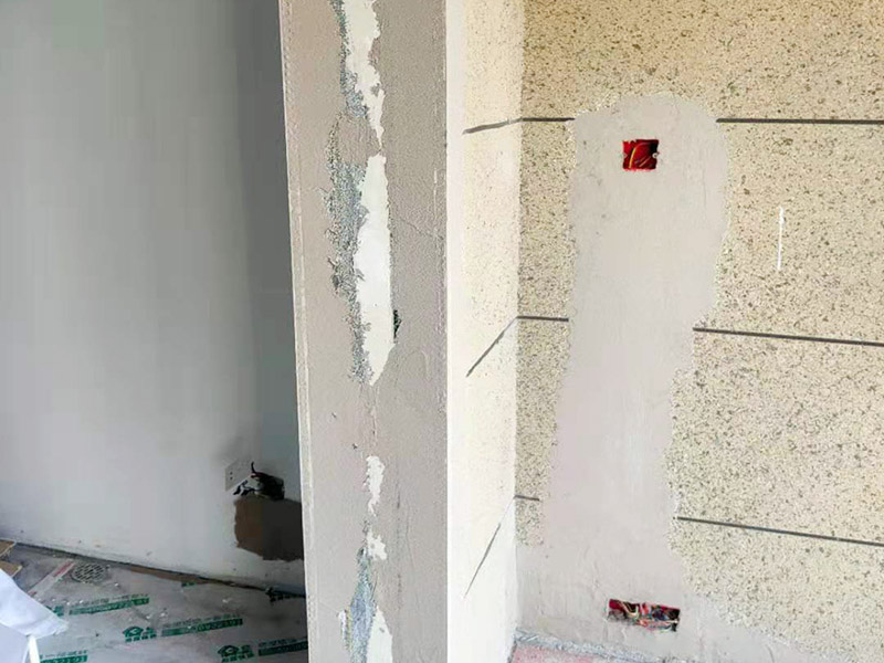 陽臺改造貼磚維修：陽臺改造翻新也不算小項目記得要做成品保護，然后就是在粘結(jié)劑量置晾時間內(nèi)，將準備好的瓷磚鋪壓到位，垂直于梳理方向輕微搓動以排出磚下的空氣。鋪貼到位后用橡皮錘輕擊，用尺寸合適的十字定位架來調(diào)整表面平整度及接縫的平直。