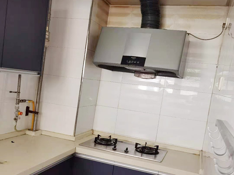 廚房貼磚裝修：廚房的墻面貼瓷磚要貼到房頂為宜，可以方便我們清洗。有的廚房裝修瓷磚會只貼一多半，其實(shí)這是不夠的，需要補(bǔ)貼到頂?shù)摹? width=