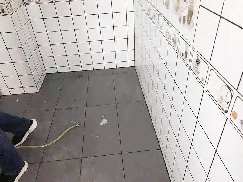 廚房貼磚裝修：廚房的墻面貼瓷磚要貼到房頂為宜，可以方便我們清洗。有的廚房裝修瓷磚會只貼一多半，其實(shí)這是不夠的，需要補(bǔ)貼到頂?shù)摹? width=