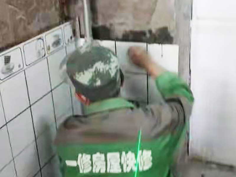 廚房貼磚裝修：廚房的墻面貼瓷磚要貼到房頂為宜，可以方便我們清洗。有的廚房裝修瓷磚會只貼一多半，其實(shí)這是不夠的，需要補(bǔ)貼到頂?shù)摹? width=