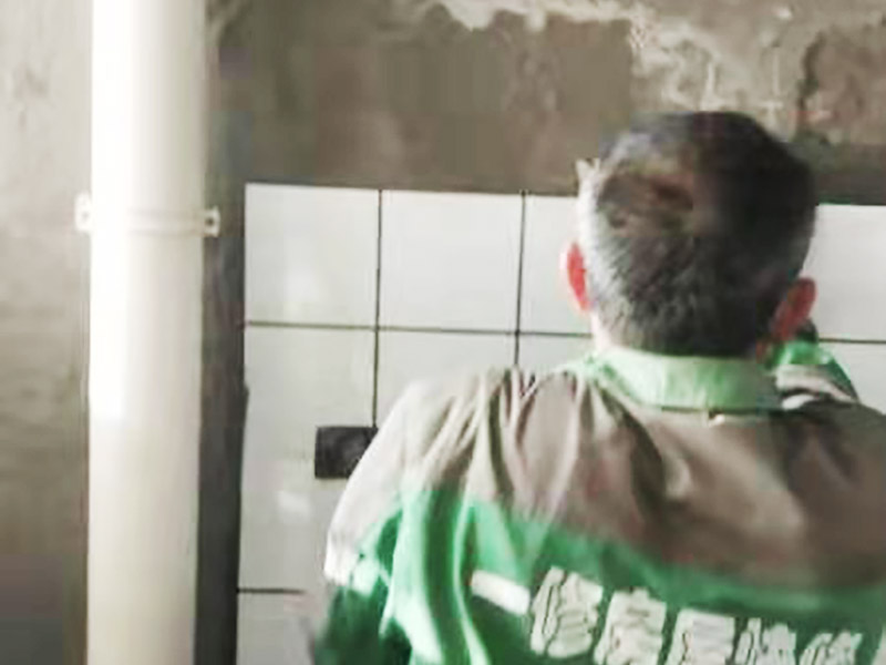 廚房貼磚裝修：廚房的墻面貼瓷磚要貼到房頂為宜，可以方便我們清洗。有的廚房裝修瓷磚會只貼一多半，其實(shí)這是不夠的，需要補(bǔ)貼到頂?shù)摹? width=