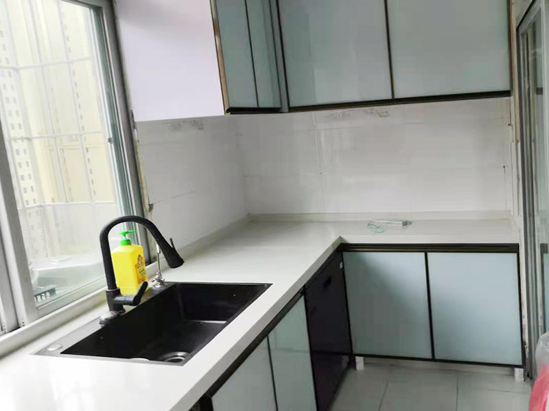 廚房裝修翻新完工：首先要做好的就是廚房的成品保護(hù)，然后就可以開始對廚房中不合理的地方根據(jù)設(shè)計圖和現(xiàn)場的規(guī)劃進(jìn)行打拆工作了，瓷磚鋪設(shè)完成和天花都做好之后，就要開始安裝櫥柜和櫥柜臺面、灶臺、水槽等家具，安裝好之后，需要對櫥柜進(jìn)行調(diào)試。