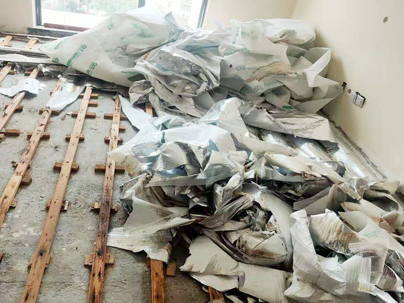 地板拆除翻新：拆之前，先看仔細(xì)觀察木地板當(dāng)初是怎么鋪的，邊緣的角落有沒(méi)有留下縫隙，如果有可以自己動(dòng)手拆，如果沒(méi)有就不要輕易嘗試，以免拆不下來(lái)，還把木地板都?jí)牧?。同時(shí)記得把房間的物品都搬到另一房間去放著，拆除的工作要先從踢腳線開(kāi)始，我們可以請(qǐng)專業(yè)人士上門(mén)，價(jià)格也不貴。這對(duì)于專業(yè)人士來(lái)說(shuō)，就很輕松的解決了。