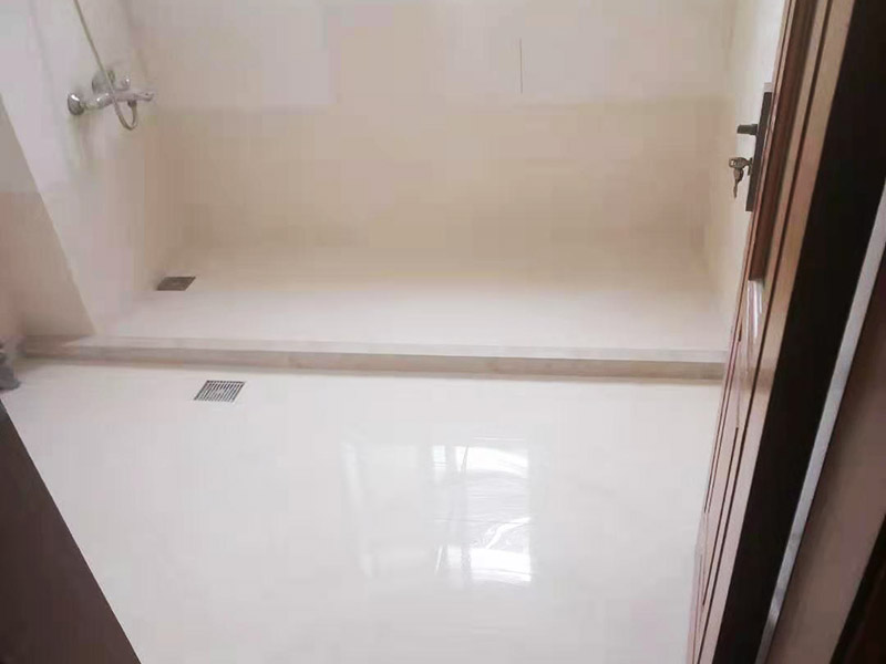 舊房廁所防水貼磚：首先要將瓷磚表面的污漬與雜物給清空，還要保持表面的干燥，需要注意的是地面和墻體都要做防水的、因?yàn)檫@樣防水效果是最好的，其次就是防水涂料，需要要反復(fù)涂抹均勻，晾干后在進(jìn)行潑灑實(shí)驗(yàn)，確認(rèn)防水是否完善。