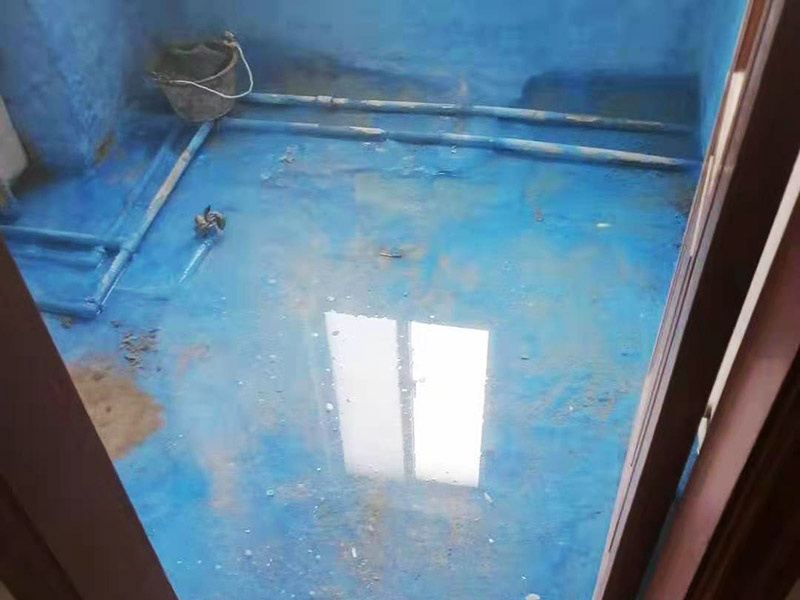 舊房廁所防水貼磚：首先要將瓷磚表面的污漬與雜物給清空，還要保持表面的干燥，需要注意的是地面和墻體都要做防水的、因?yàn)檫@樣防水效果是最好的，其次就是防水涂料，需要要反復(fù)涂抹均勻，晾干后在進(jìn)行潑灑實(shí)驗(yàn)，確認(rèn)防水是否完善。