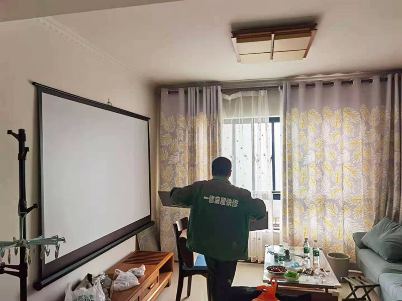 客廳翻新裝修：老墻面的水泥層都有可能存在損壞嚴(yán)重的情況，可以將損壞的墻面部分全部鏟除，之后再使用水泥進(jìn)行涂抹。然后刷底漆，底漆具有防潮、保護(hù)墻面、提高墻面粉刷效果的作用。必不可少的步驟。后面就能刷乳膠漆，記得進(jìn)行涂刷的時候也要從上到下順著一個方向進(jìn)行涂刷。