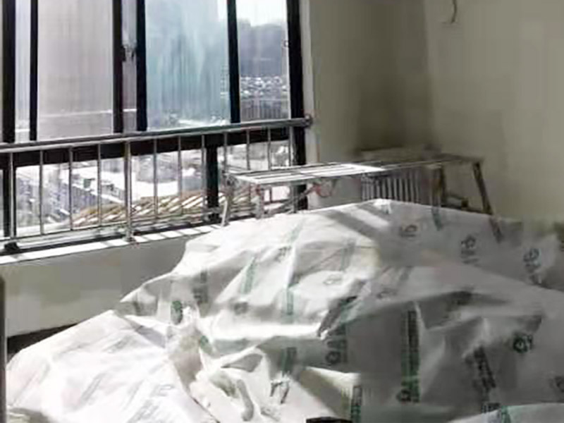 客廳翻新裝修：老墻面的水泥層都有可能存在損壞嚴(yán)重的情況，可以將損壞的墻面部分全部鏟除，之后再使用水泥進(jìn)行涂抹。然后刷底漆，底漆具有防潮、保護(hù)墻面、提高墻面粉刷效果的作用。必不可少的步驟。后面就能刷乳膠漆，記得進(jìn)行涂刷的時候也要從上到下順著一個方向進(jìn)行涂刷。