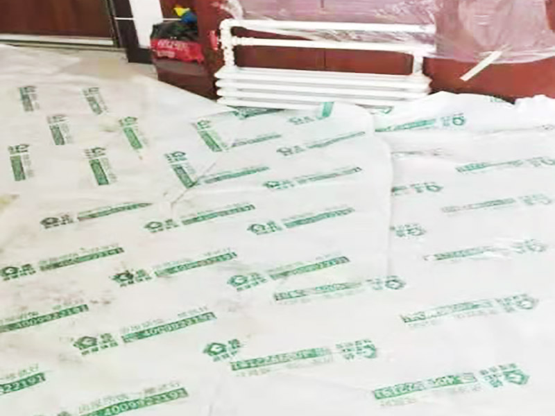 客廳翻新裝修：老墻面的水泥層都有可能存在損壞嚴(yán)重的情況，可以將損壞的墻面部分全部鏟除，之后再使用水泥進(jìn)行涂抹。然后刷底漆，底漆具有防潮、保護(hù)墻面、提高墻面粉刷效果的作用。必不可少的步驟。后面就能刷乳膠漆，記得進(jìn)行涂刷的時候也要從上到下順著一個方向進(jìn)行涂刷。