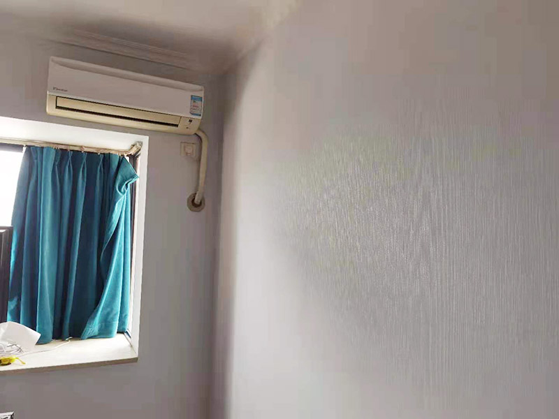 墻紙鋪貼翻新：墻紙空鼓脫落一般由于原有基底不一定密實(shí),直接在原來的壁紙上鋪貼壁紙會存在較大的風(fēng)險(xiǎn),需要將原有壁紙全部鏟除,測量好墻體的高度，用壁紙刀裁切壁紙。注意，裁切的壁紙長度一般要多出墻面高度20～30mm,以方便最后的切邊處理。