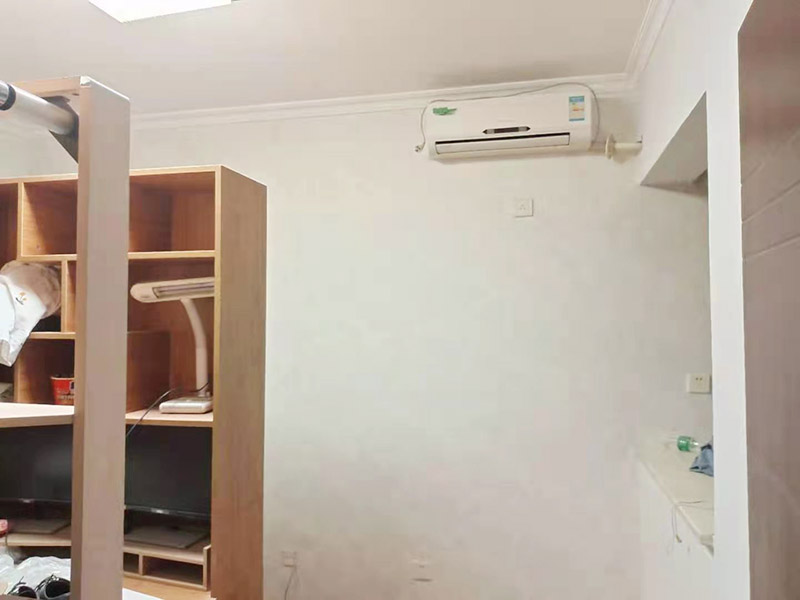 墻紙鋪貼翻新：墻紙空鼓脫落一般由于原有基底不一定密實(shí),直接在原來的壁紙上鋪貼壁紙會存在較大的風(fēng)險(xiǎn),需要將原有壁紙全部鏟除,測量好墻體的高度，用壁紙刀裁切壁紙。注意，裁切的壁紙長度一般要多出墻面高度20～30mm,以方便最后的切邊處理。