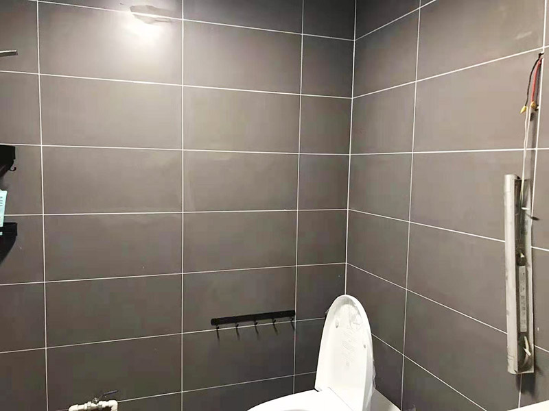 衛(wèi)生間貼磚裝修:衛(wèi)生間貼磚的流程首先先清掃地面，水泥砂漿找平，接著再定標高，彈線，地磚進水，攤鋪水泥砂漿，鋪貼石磚，最后灌縫，白水泥或者填縫劑都可以，或者做專業(yè)的美縫。