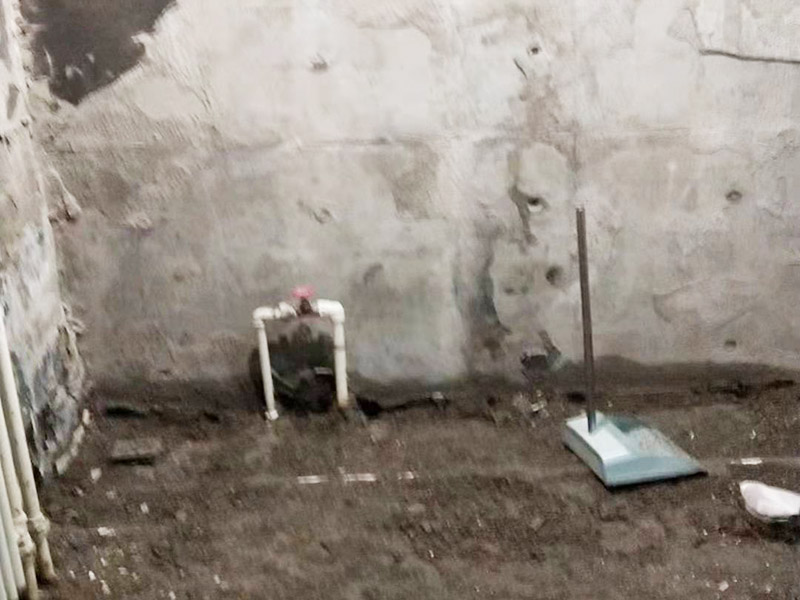 衛(wèi)生間貼磚裝修:衛(wèi)生間貼磚的流程首先先清掃地面，水泥砂漿找平，接著再定標高，彈線，地磚進水，攤鋪水泥砂漿，鋪貼石磚，最后灌縫，白水泥或者填縫劑都可以，或者做專業(yè)的美縫。