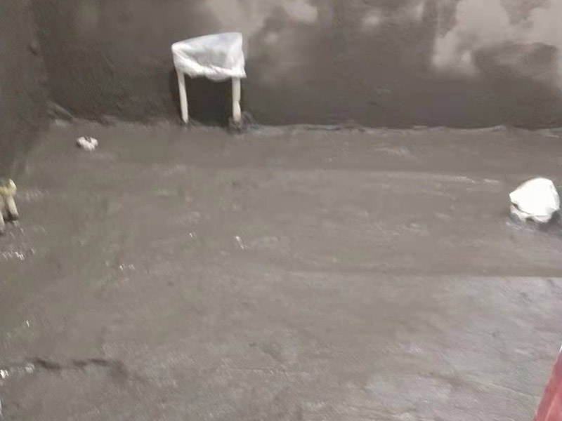 衛(wèi)生間貼磚裝修:衛(wèi)生間貼磚的流程首先先清掃地面，水泥砂漿找平，接著再定標高，彈線，地磚進水，攤鋪水泥砂漿，鋪貼石磚，最后灌縫，白水泥或者填縫劑都可以，或者做專業(yè)的美縫。