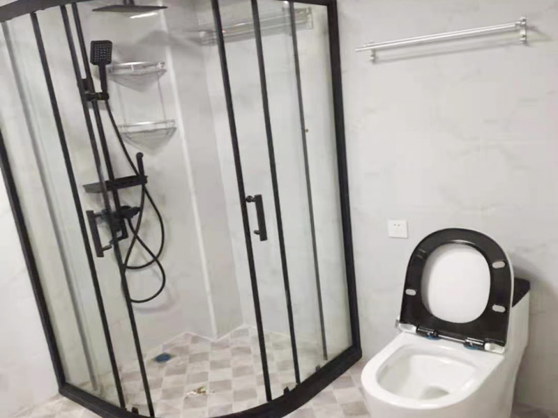 淋浴房裝修完工：裝修淋浴房，每個部位都要做防水處理，尤其是活動門與固定扇三邊，一定要有防水膠條處理，這樣有利于后期防止?jié)B水問題?？蚣芪恢糜勉U筆、水平尺確定靠墻鋁材的鉆孔位，用沖擊鉆打孔，讓安裝框架，并用螺絲固定。固定好框架后，就可以裝上鋼化玻璃墻。