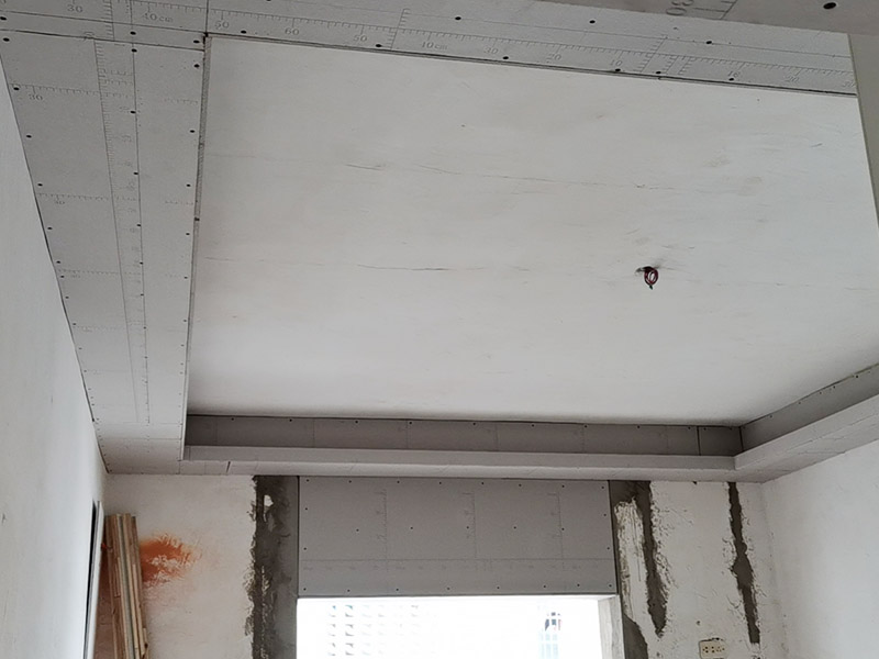 吊頂?shù)豕穸ㄖ瓢惭b：在安裝吊柜前，一定要在墻上畫水平線，調(diào)整柜體，然后通過調(diào)節(jié)合頁，保證吊柜門扇的水平和垂直。最好用兩個或四個膨脹螺絲固定墻壁的吊頂框架。 注意就是吊柜不應(yīng)安裝在輕質(zhì)墻體上，因為吊柜本身的重量和存放的雜物的重量會使輕質(zhì)墻體難以撐住，所以最好將吊柜安裝在堅固的墻上。