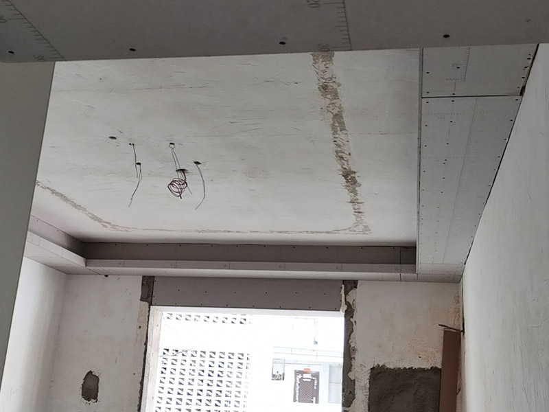 吊頂?shù)豕穸ㄖ瓢惭b：在安裝吊柜前，一定要在墻上畫水平線，調(diào)整柜體，然后通過調(diào)節(jié)合頁，保證吊柜門扇的水平和垂直。最好用兩個或四個膨脹螺絲固定墻壁的吊頂框架。 注意就是吊柜不應(yīng)安裝在輕質(zhì)墻體上，因為吊柜本身的重量和存放的雜物的重量會使輕質(zhì)墻體難以撐住，所以最好將吊柜安裝在堅固的墻上。